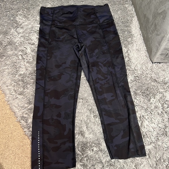 Lululemon Camo Print Cropped Leggings W/Side Pockets - Picture 4 of 9